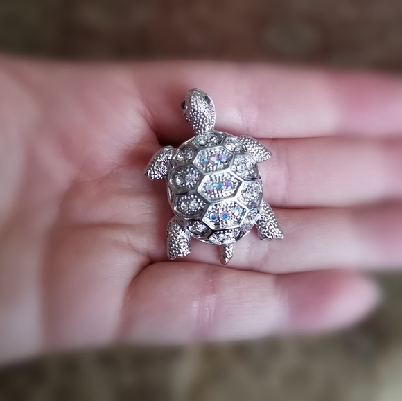 New, silver tone crystal turtle brooch pin pendant - Picture 4 of 5